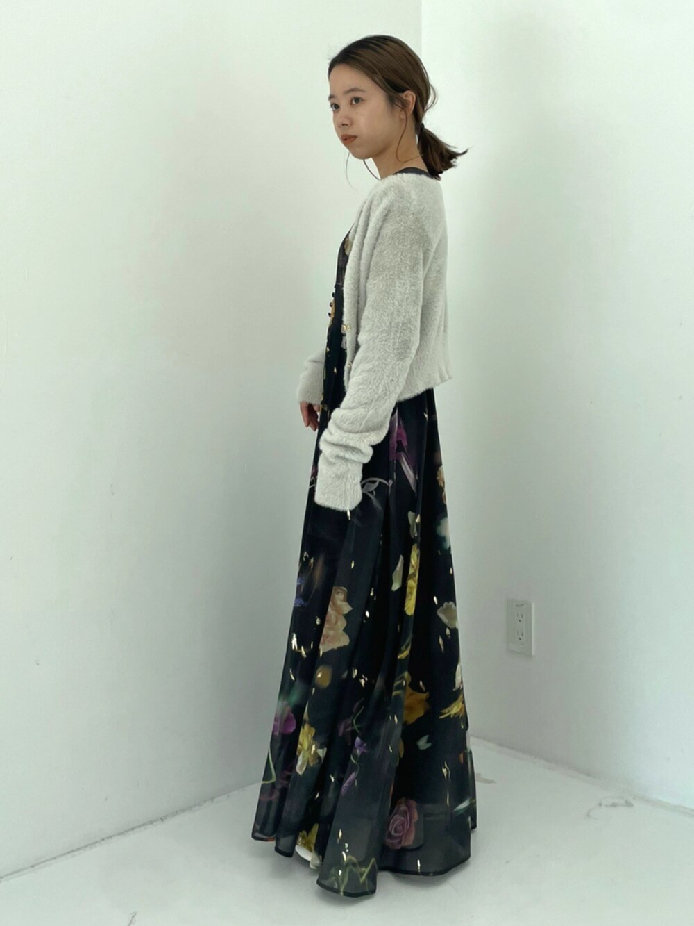 グレー系のカーディガン/ボレロを着用したレディースの秋コーディネートの3枚目の写真