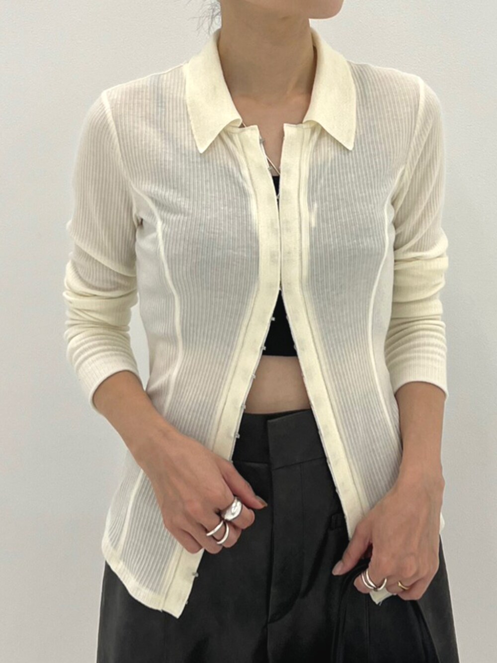 ブラウン系のその他パンツ、ブラック系のトートバッグ、ホワイト系のポロシャツを着用したレディースの秋コーディネートの3枚目の写真