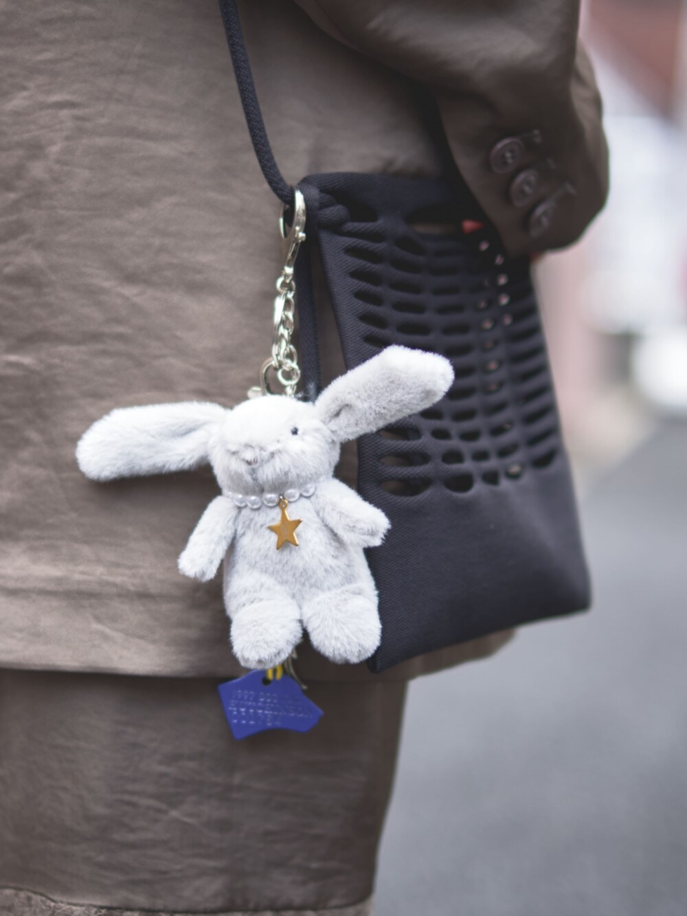 グレー系のドレス、ホワイト系のバレッタ/ヘアクリップを着用したレディースの冬コーディネートの7枚目の写真