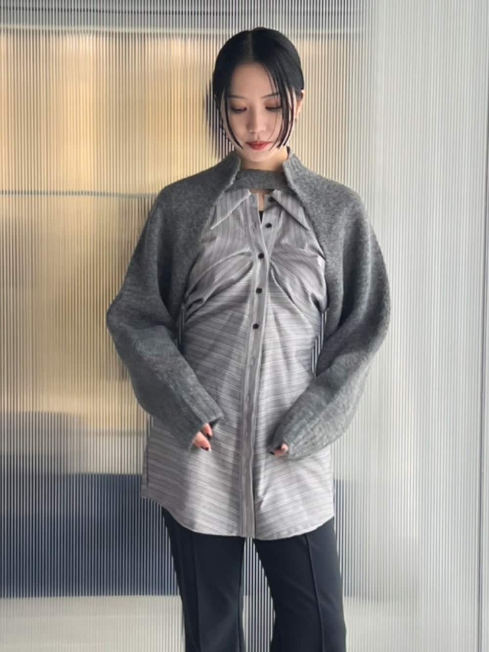 その他のシャツ/ブラウス、グレー系のカーディガン/ボレロを着用したレディースの秋コーディネートの3枚目の写真