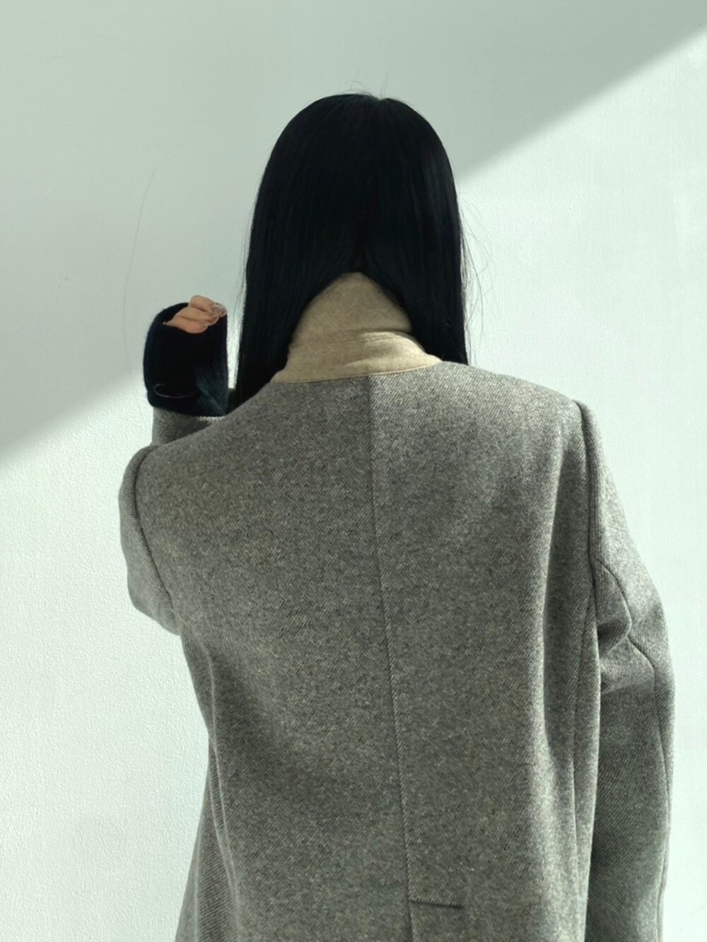 レッド系のパンプス、ブラック系のデニムパンツ、グレー系のチェスターコートを着用したレディースの秋コーディネートの6枚目の写真