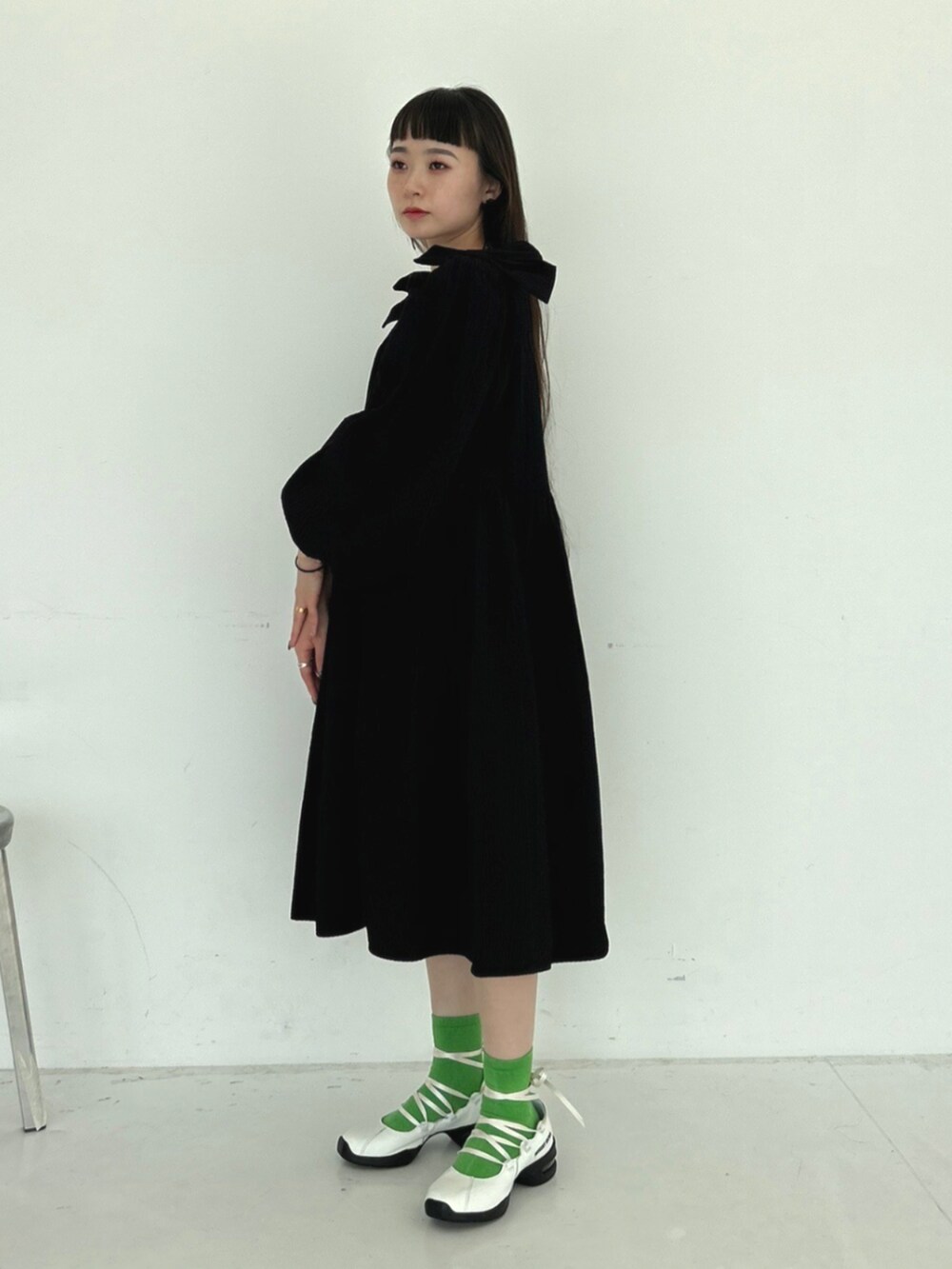 ブラック系のワンピース、ホワイト系のバレエシューズを着用したレディースの秋コーディネートの2枚目の写真