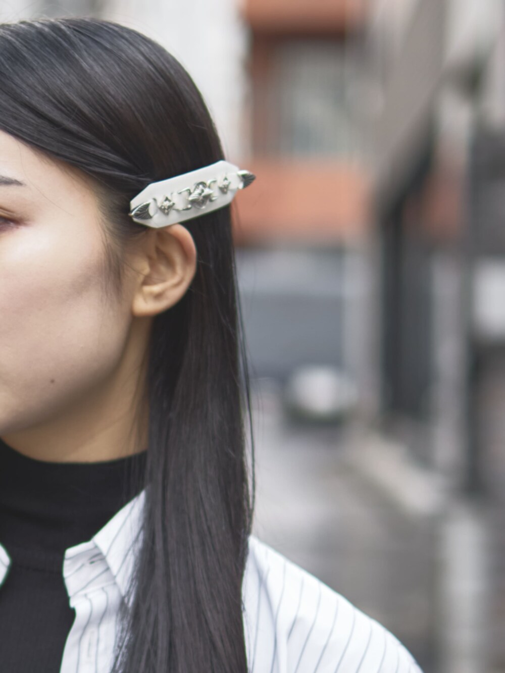 ブラック系のデニムパンツ、ホワイト系のバレッタ/ヘアクリップを着用したレディースの冬コーディネートの4枚目の写真