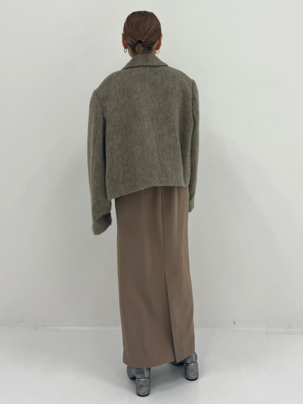 ベージュ系のその他アウター、ベージュ系のワンピース、シルバー系のブーツを着用したレディースの秋コーディネートの3枚目の写真