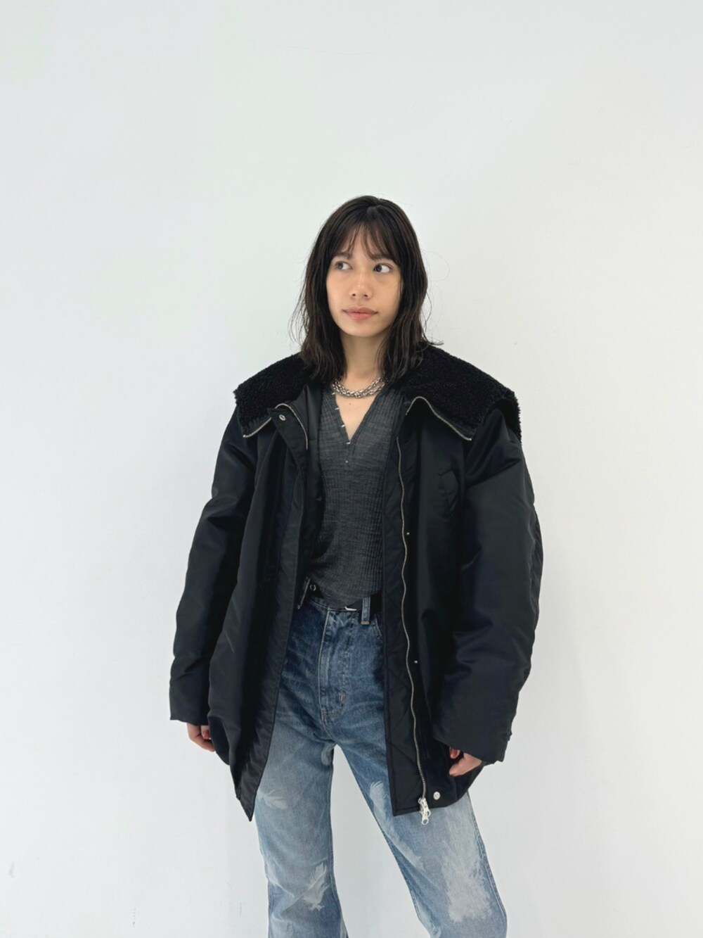 ブラック系のブルゾンを着用したレディースの秋コーディネートの2枚目の写真