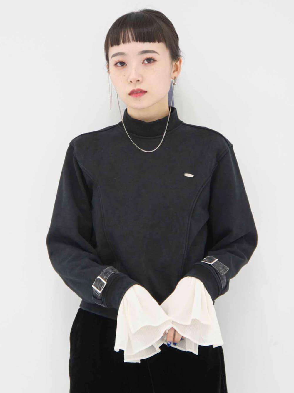 ブラック系のスウェット、ブラック系のドレスを着用したレディースの冬コーディネートの6枚目の写真