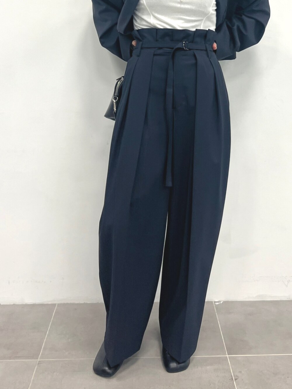 ホワイト系のTシャツ/カットソー、ブラック系のブーツ、ブルー系のその他パンツを着用したレディースの秋コーディネートの5枚目の写真