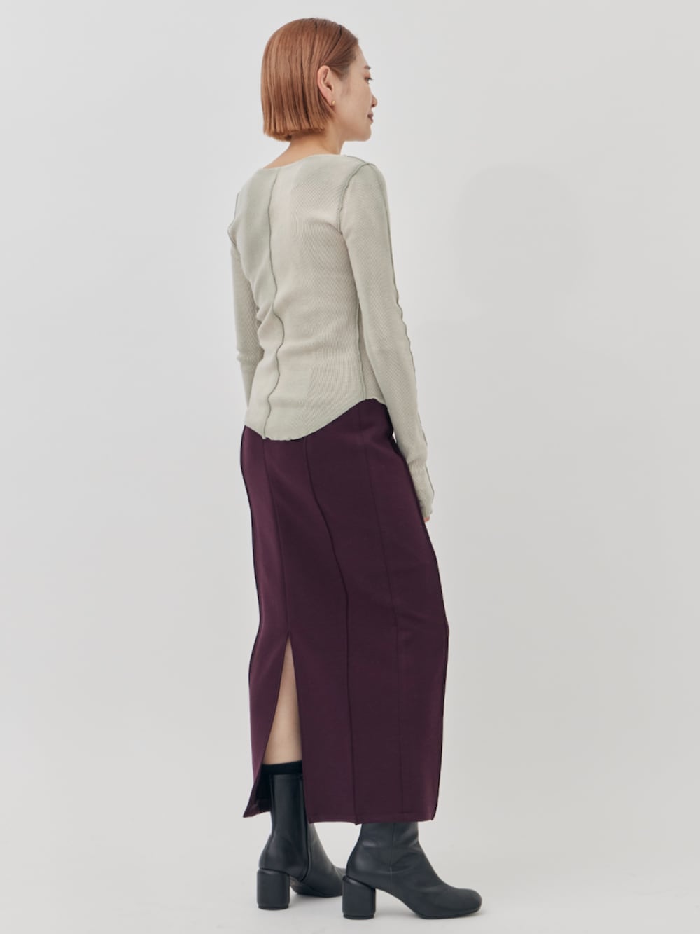 ベージュ系のカーディガン/ボレロ、レッド系のスカートを着用したレディースの秋コーディネートの4枚目の写真