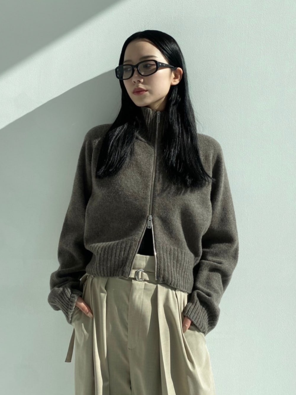 ブラウン系のニット/セーター、ベージュ系のその他パンツを着用したレディースの秋コーディネートの3枚目の写真