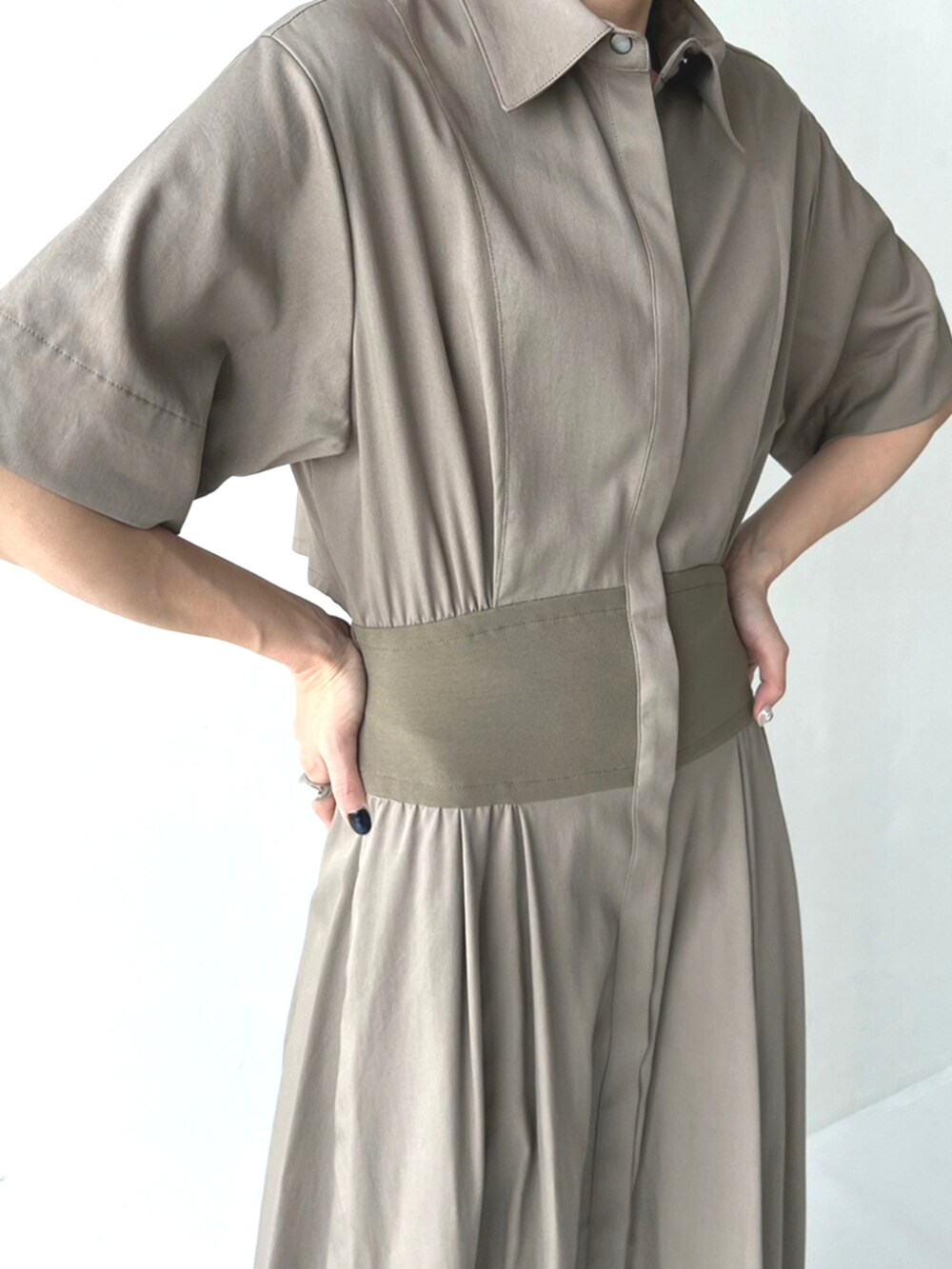 ベージュ系のワンピース、ブラック系のハンドバッグを着用したレディースの冬コーディネートの4枚目の写真