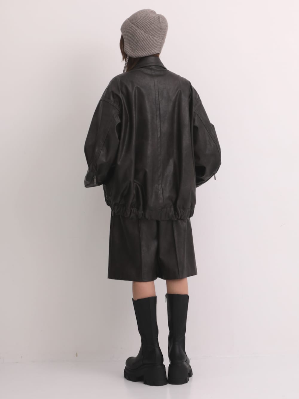 ブラウン系のブルゾン、ベージュ系のニットキャップ/ビーニーを着用したレディースの秋コーディネートの2枚目の写真