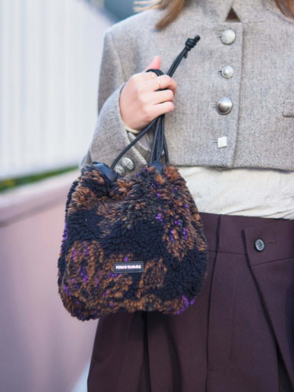 ブラック系のショルダーバッグ、レッド系のその他パンツを着用したレディースの冬コーディネートの2枚目の写真