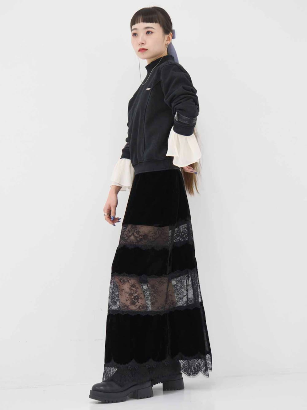 ブラック系のスウェット、ブラック系のドレスを着用したレディースの冬コーディネートの3枚目の写真