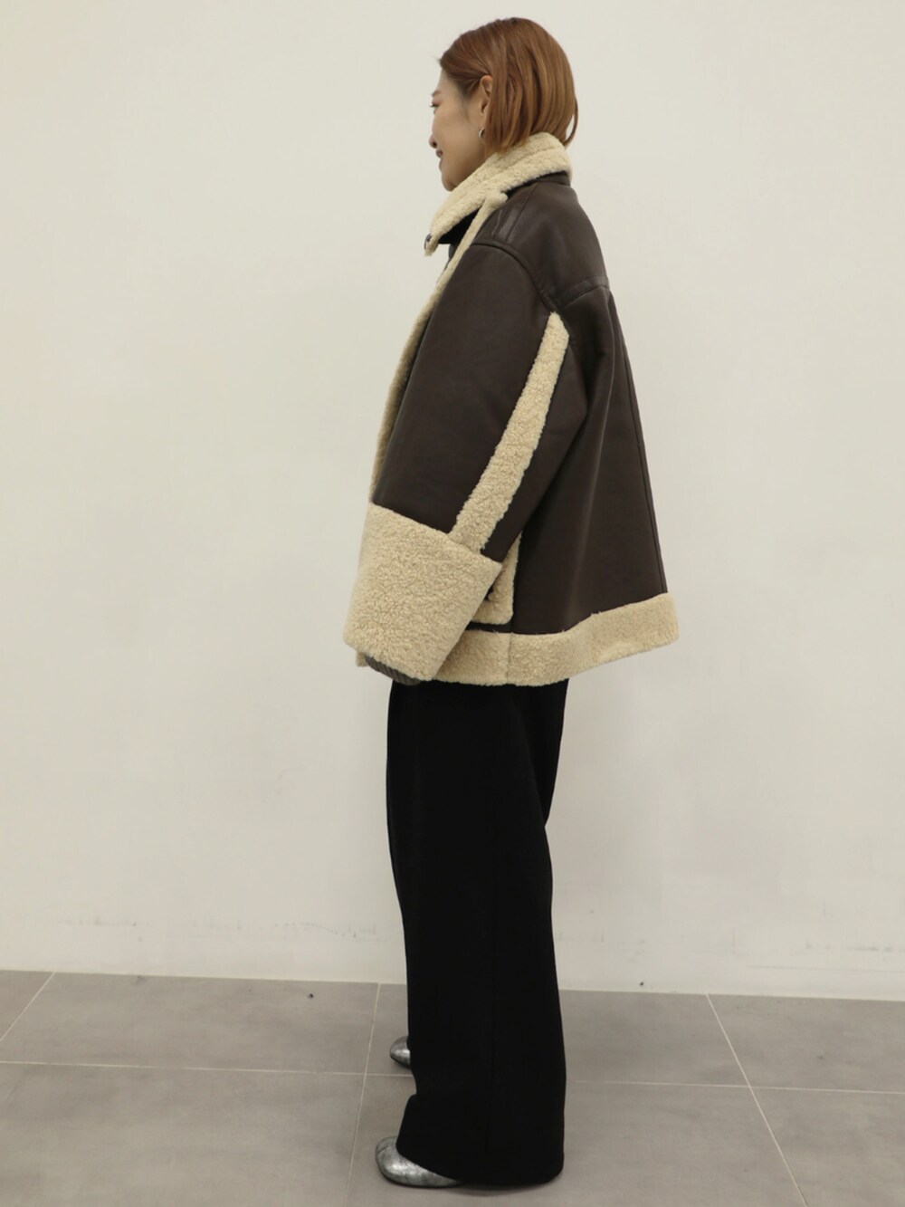 ブラウン系のその他アウターを着用したレディースの秋コーディネートの2枚目の写真