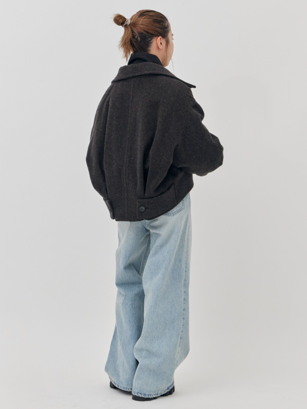 ブラック系のブルゾン、グレー系のブルゾンを着用したレディースの秋コーディネートの5枚目の写真