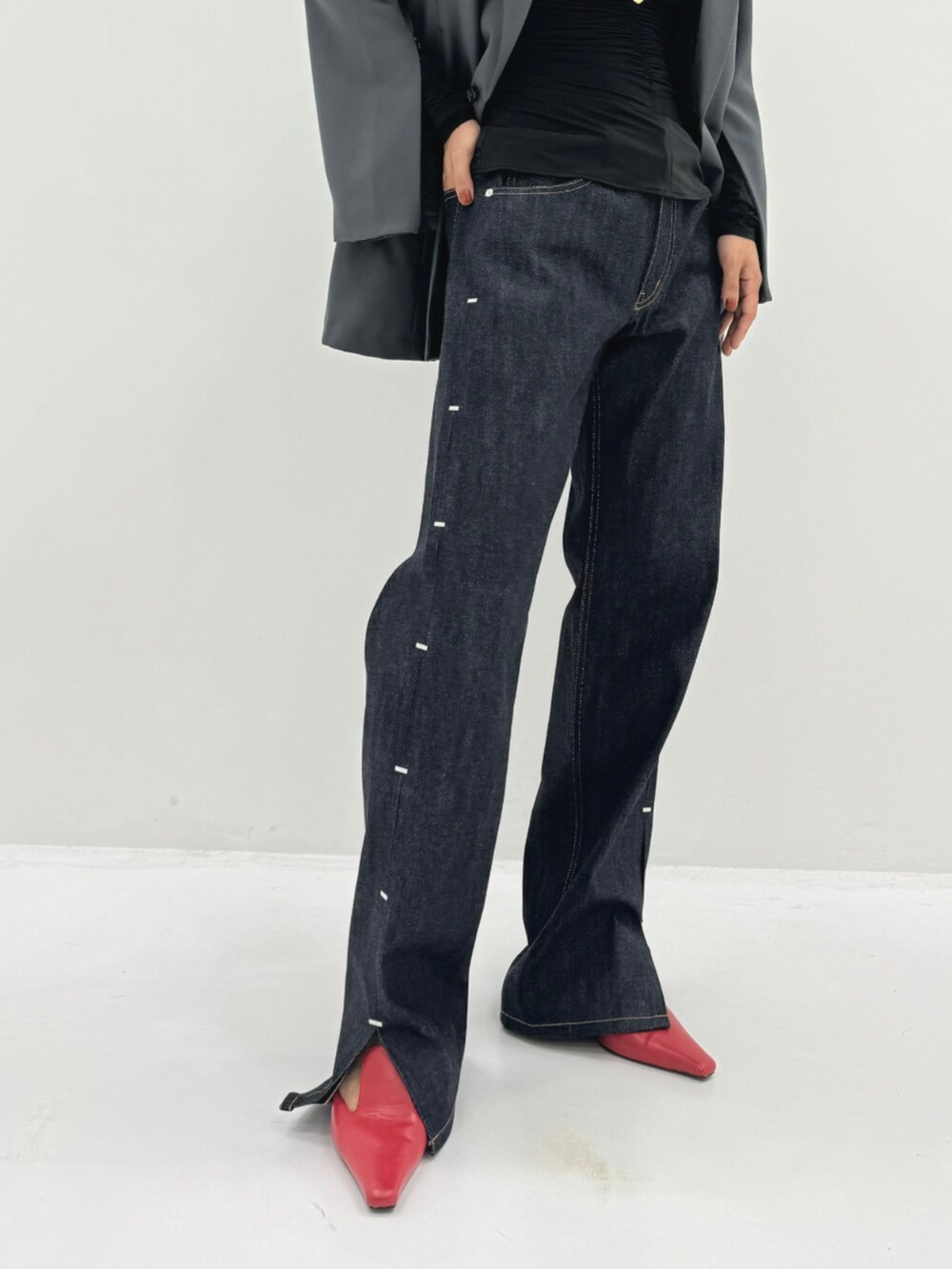 ブルー系のデニムパンツを着用したレディースの秋コーディネートの6枚目の写真