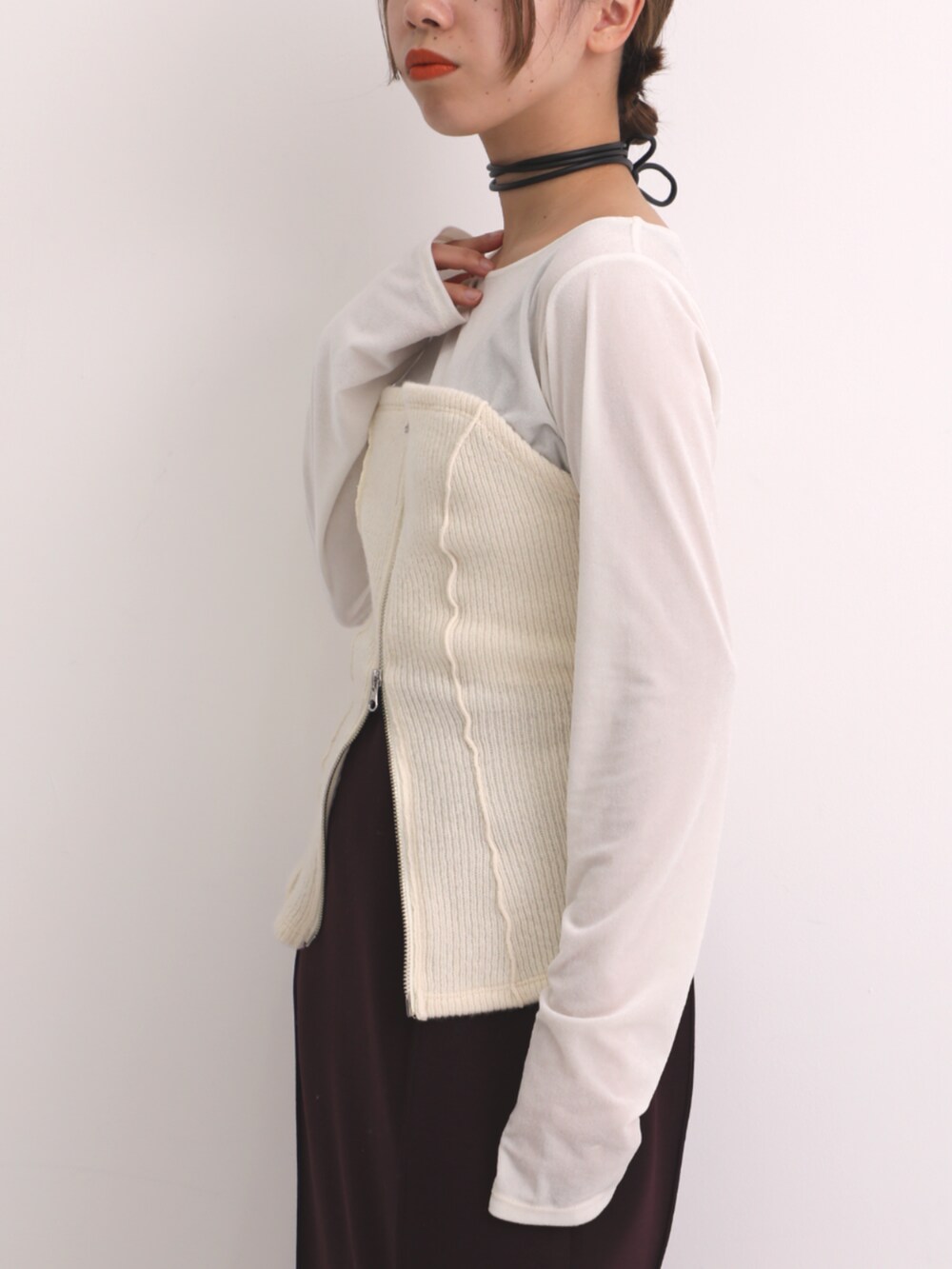 ホワイト系のTシャツ/カットソー、レッド系のスカートを着用したレディースの秋コーディネートの3枚目の写真