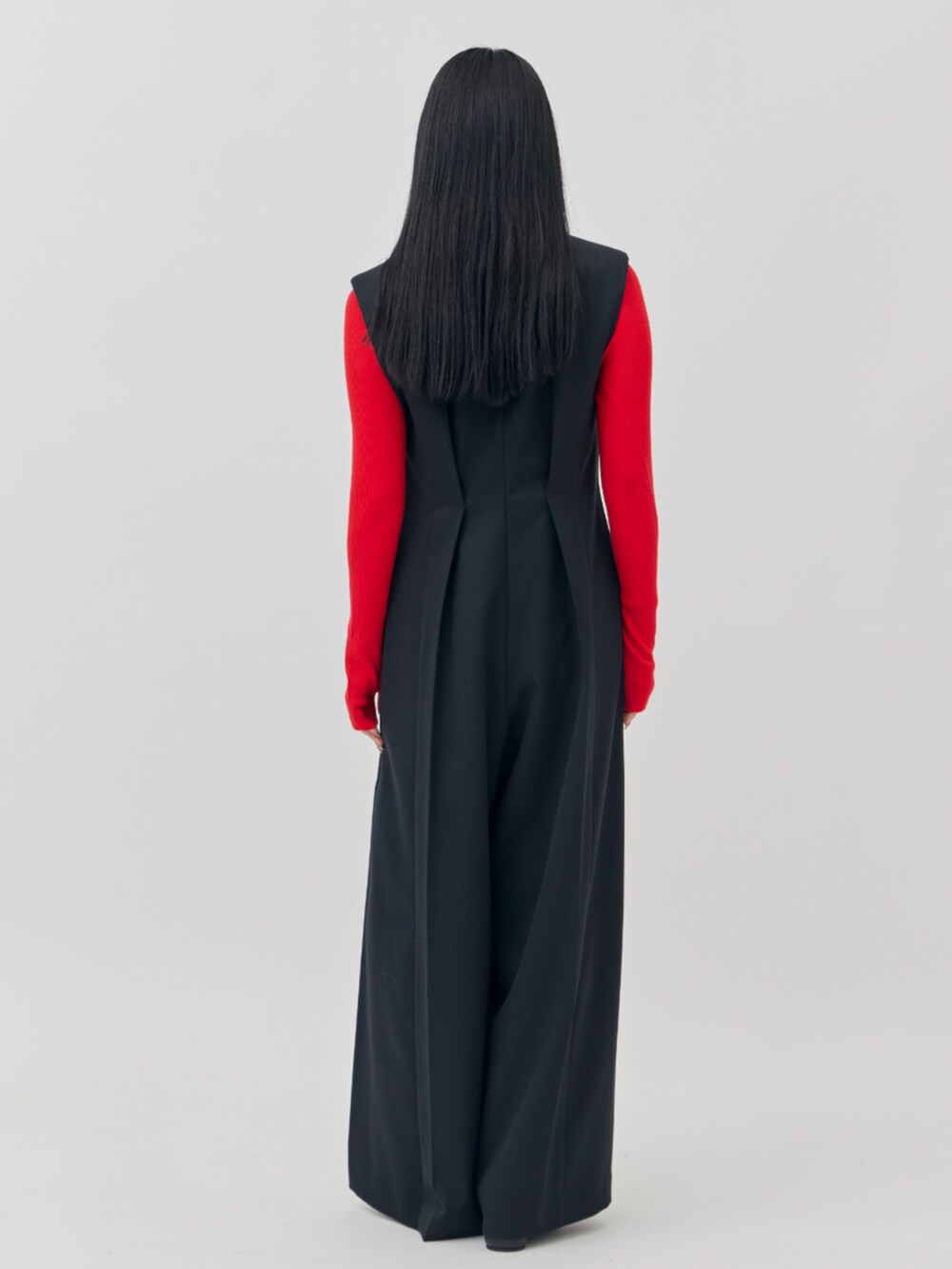 ブラック系のつなぎ/オールインワン、レッド系のニット/セーターを着用したレディースの秋コーディネートの3枚目の写真