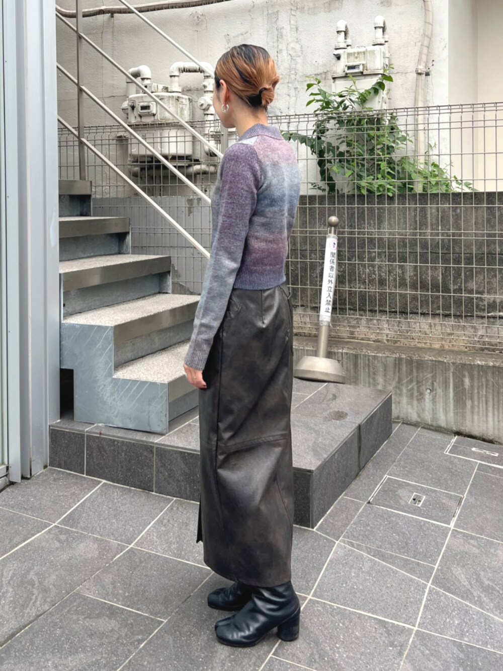 ブルー系のニット/セーターを着用したレディースの秋コーディネートの2枚目の写真