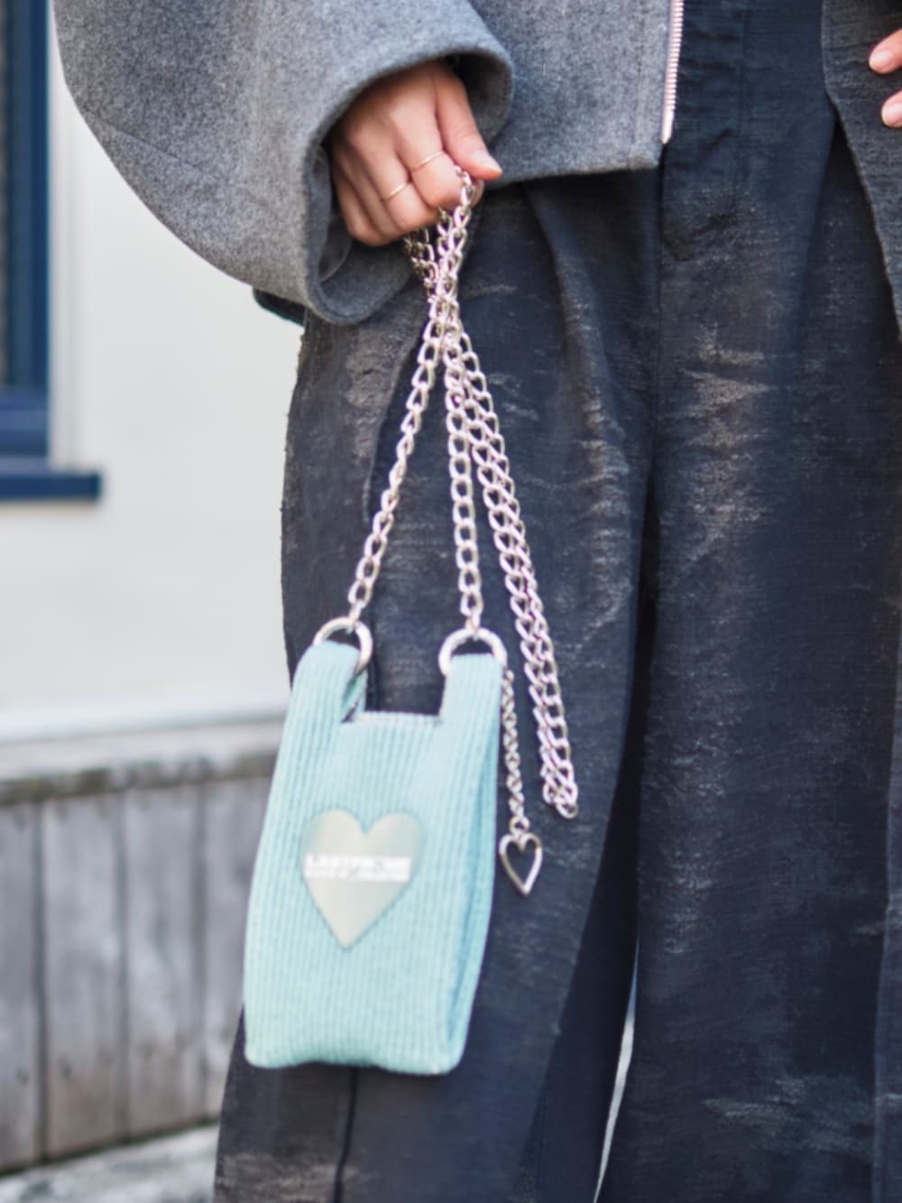 グレー系のブルゾン、グリーン系のショルダーバッグ、ブラック系のキャップを着用したレディースの冬コーディネートの7枚目の写真