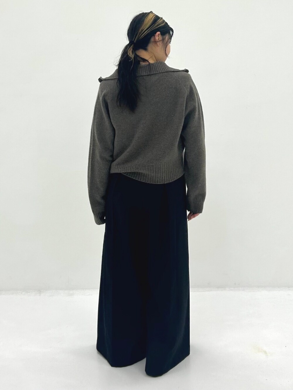 ブラック系のつなぎ/オールインワンを着用したレディースの秋コーディネートの2枚目の写真