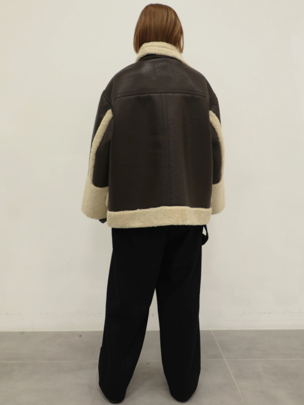 ブラウン系のその他アウターを着用したレディースの秋コーディネートの3枚目の写真