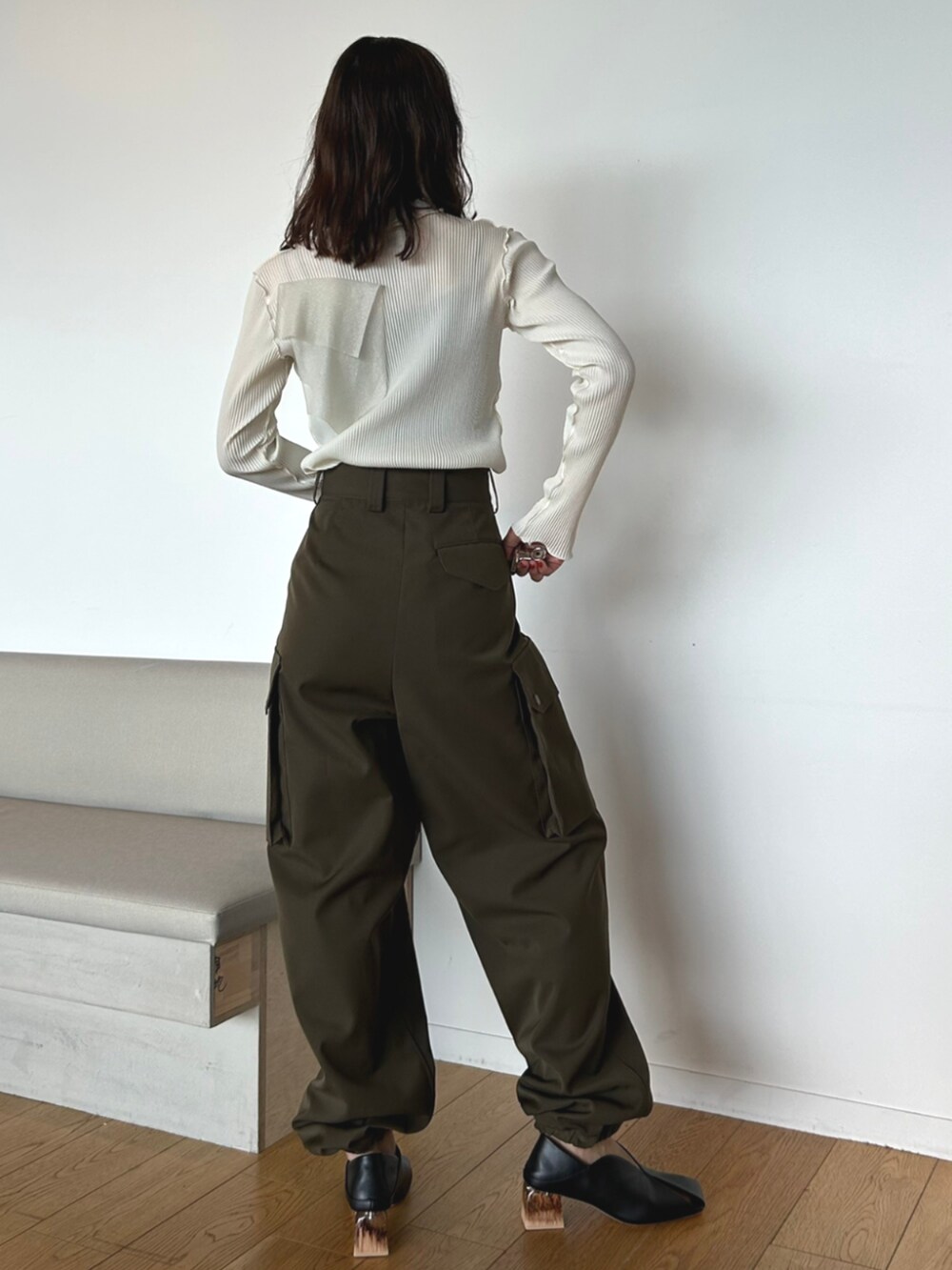 ホワイト系のTシャツ/カットソーを着用したレディースの秋コーディネートの3枚目の写真