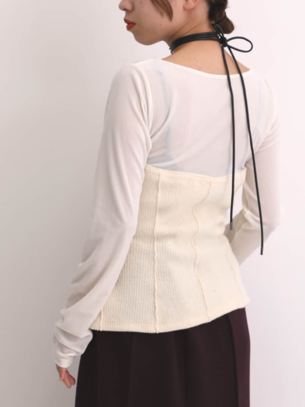 ホワイト系のTシャツ/カットソー、レッド系のスカートを着用したレディースの秋コーディネートの4枚目の写真