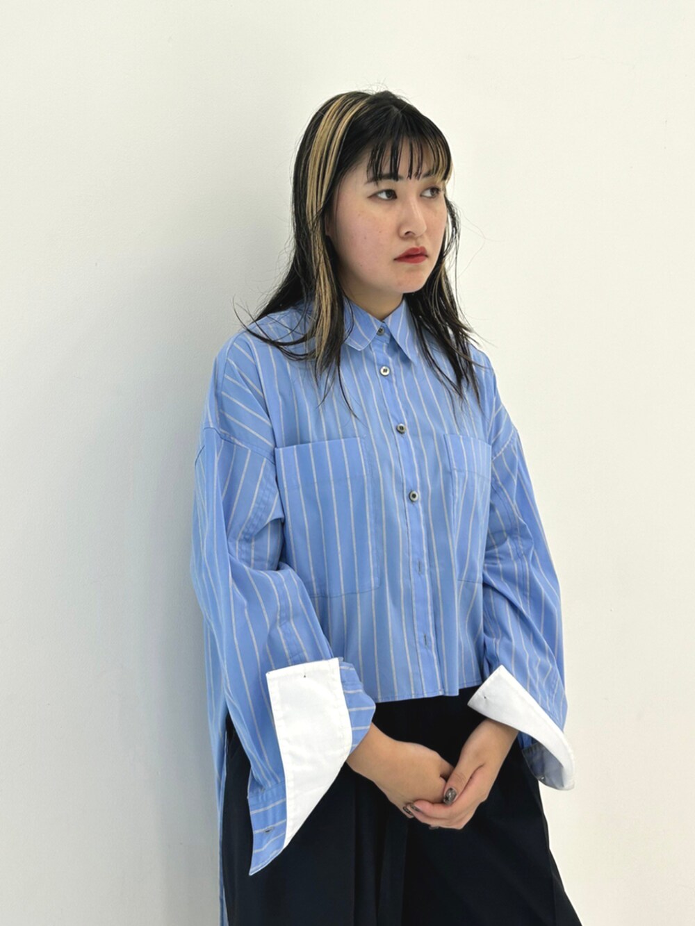 ブルー系のシャツ/ブラウス、ブルー系のその他パンツを着用したレディースの秋コーディネートの4枚目の写真