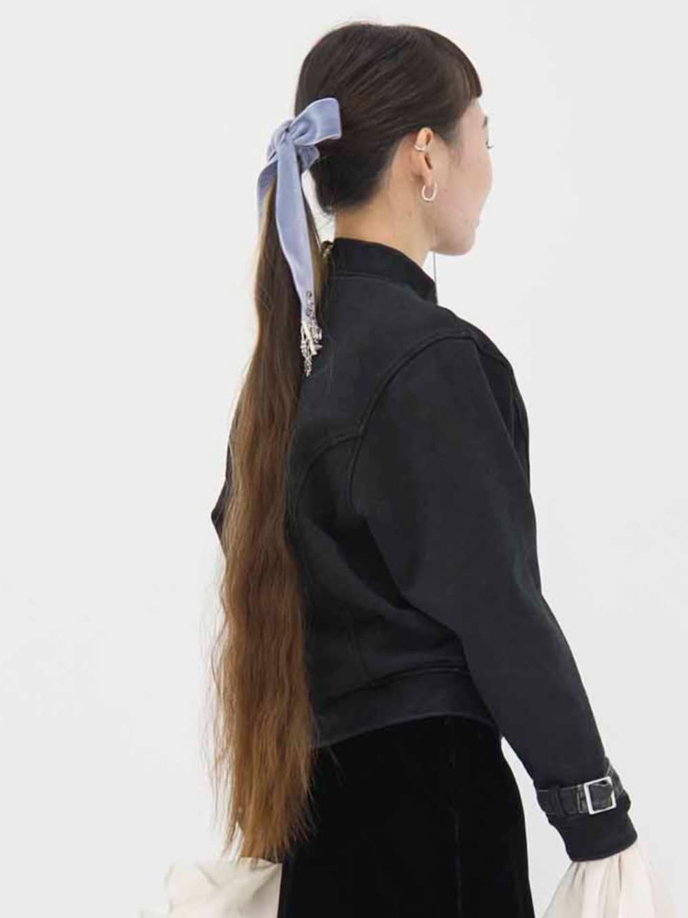 グレー系のその他ヘアアクセサリーを着用したレディースの冬コーディネートの3枚目の写真