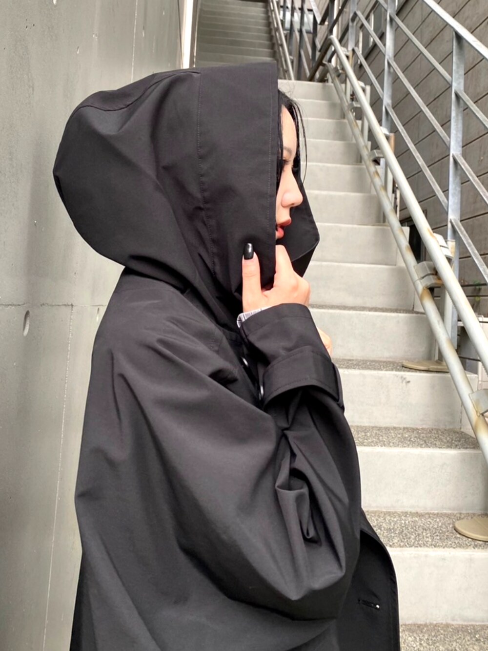 ブラック系のブーツ、ブラック系のトレンチコート、その他のシャツ/ブラウスを着用したレディースの秋コーディネートの4枚目の写真