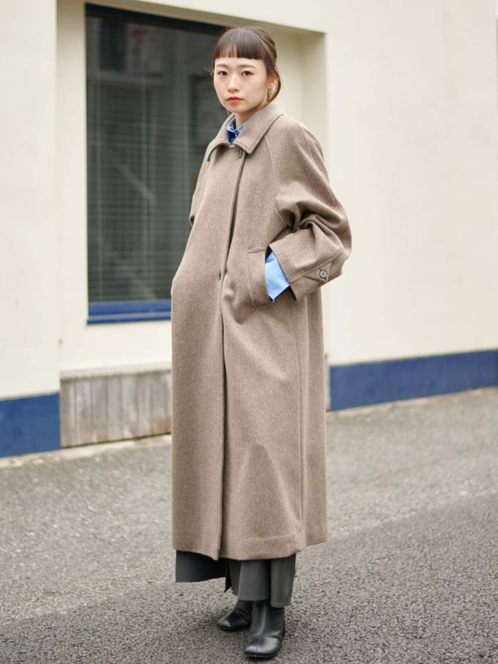 ブラウン系のその他アウターを着用したレディースの冬コーディネートの3枚目の写真