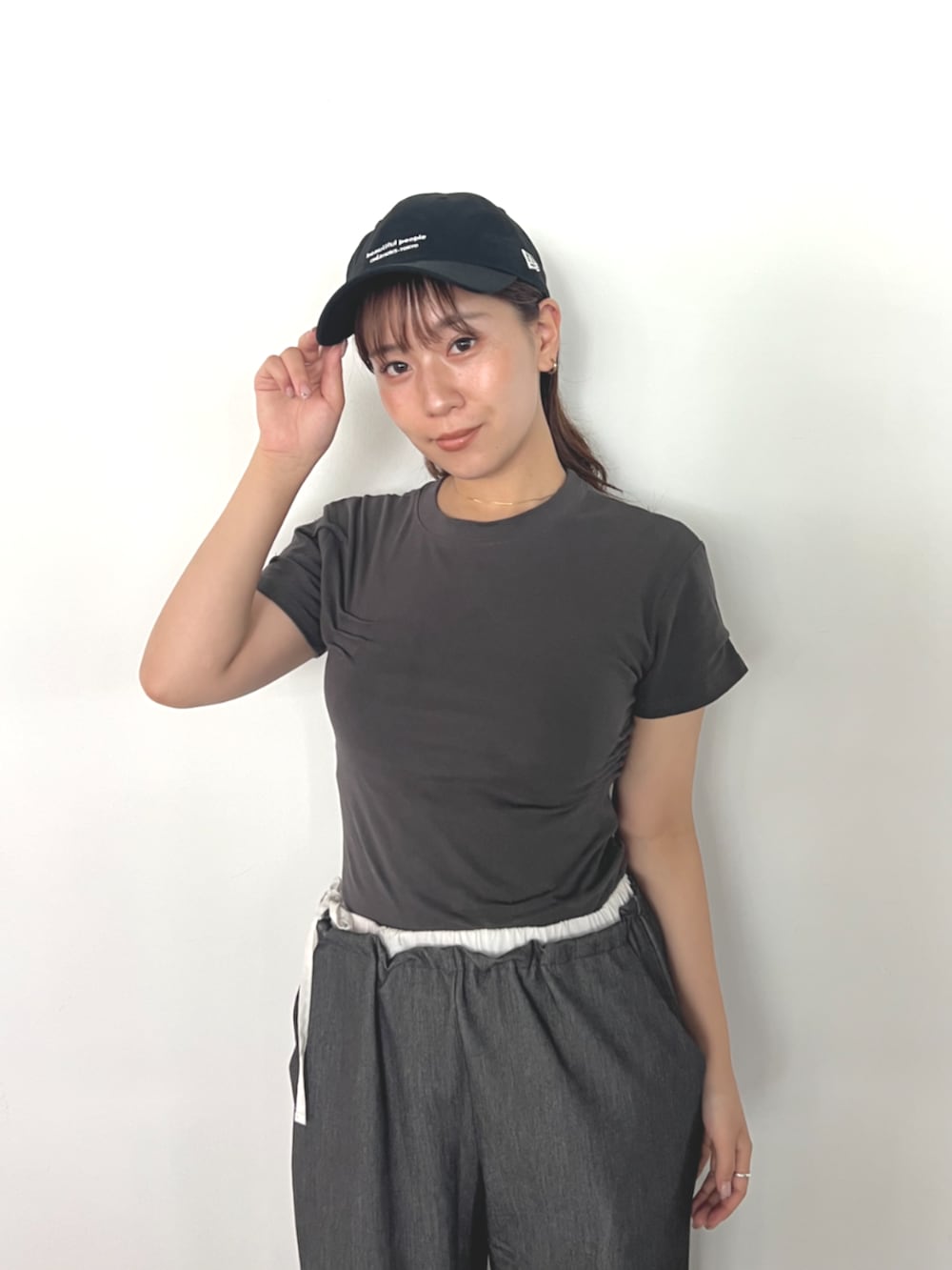 ブラック系のキャップを着用したレディースの秋コーディネートの2枚目の写真