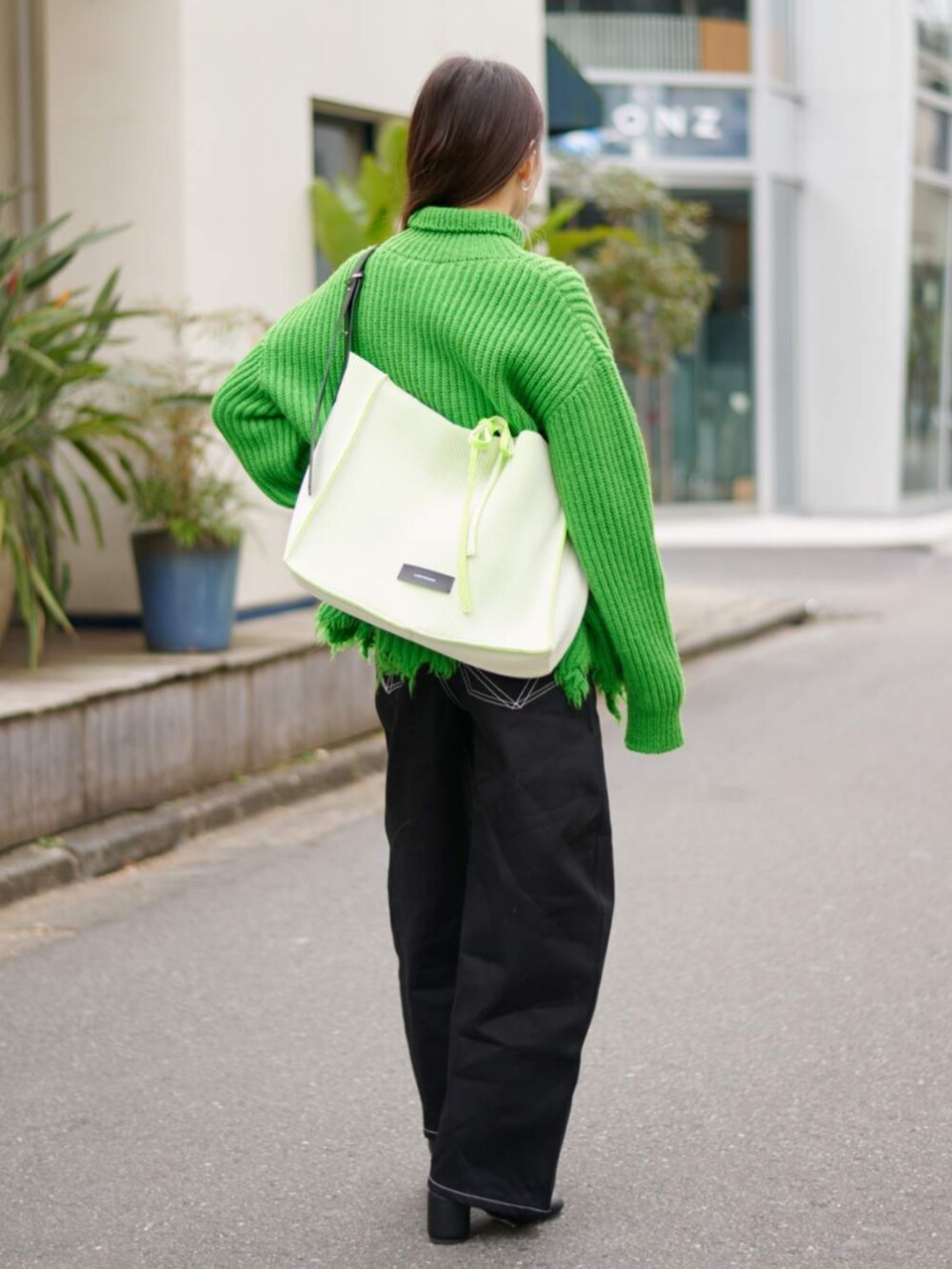 ブラック系のデニムパンツを着用したレディースの冬コーディネートの3枚目の写真