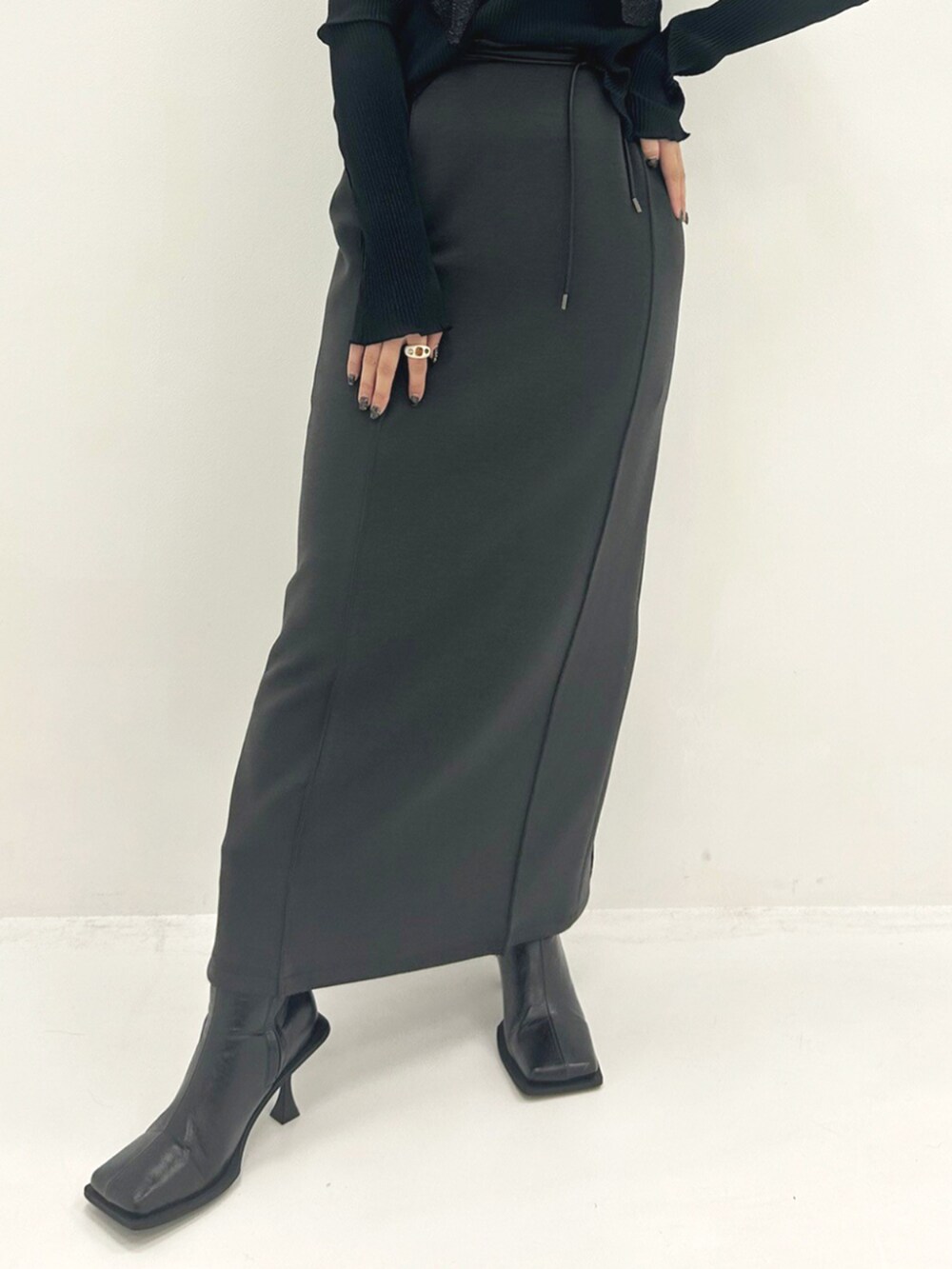 ブラック系のTシャツ/カットソーを着用したレディースの秋コーディネートの4枚目の写真