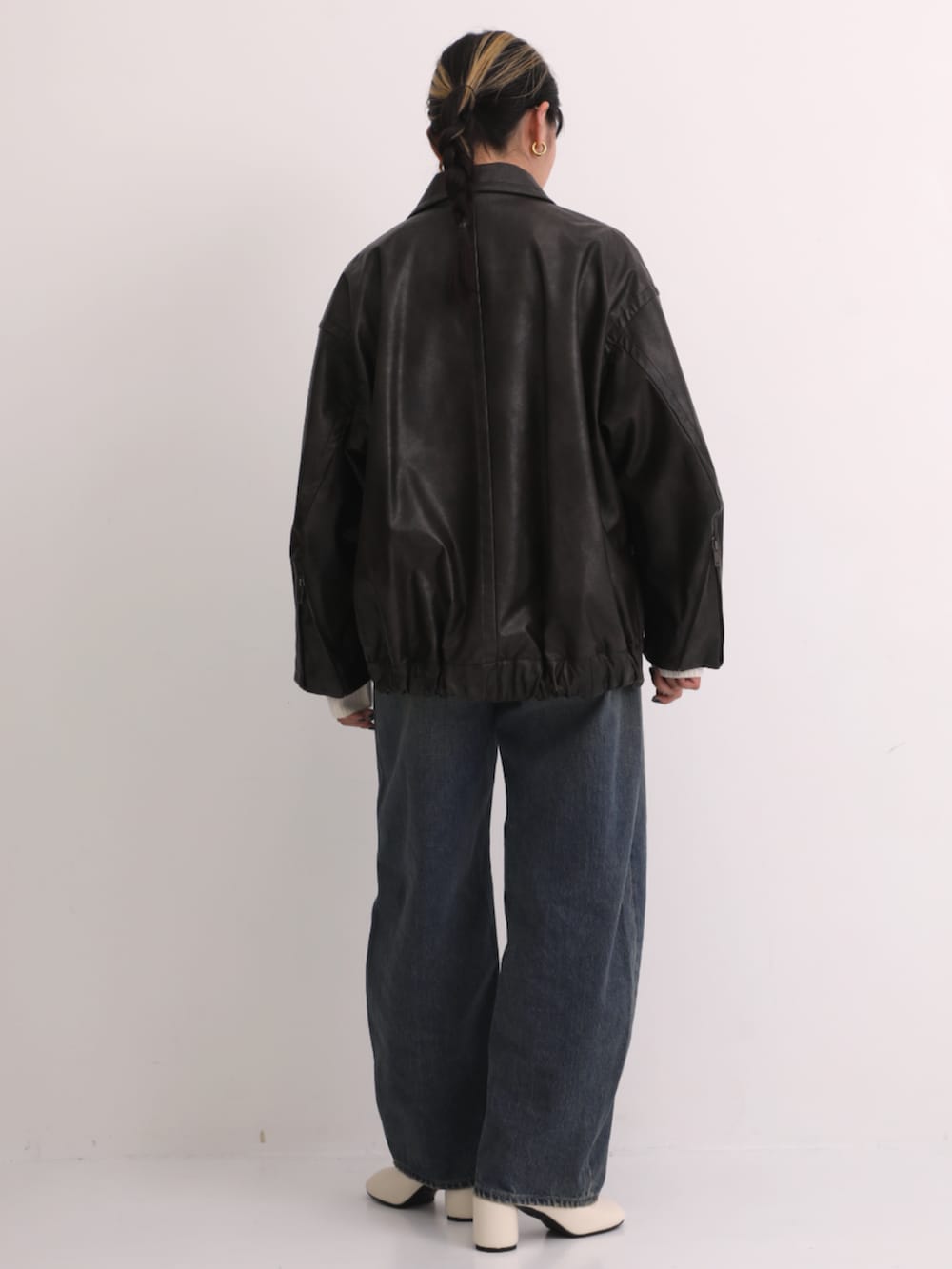 ブラウン系のブルゾンを着用したレディースの秋コーディネートの3枚目の写真