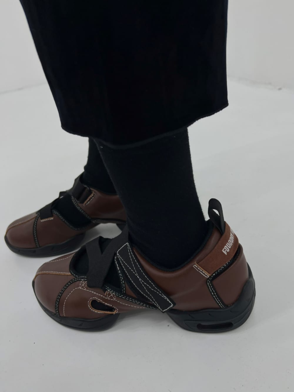 ホワイト系のシャツ/ブラウス、ブラック系のショルダーバッグ、ベージュ系のベストを着用したレディースの秋コーディネートの5枚目の写真