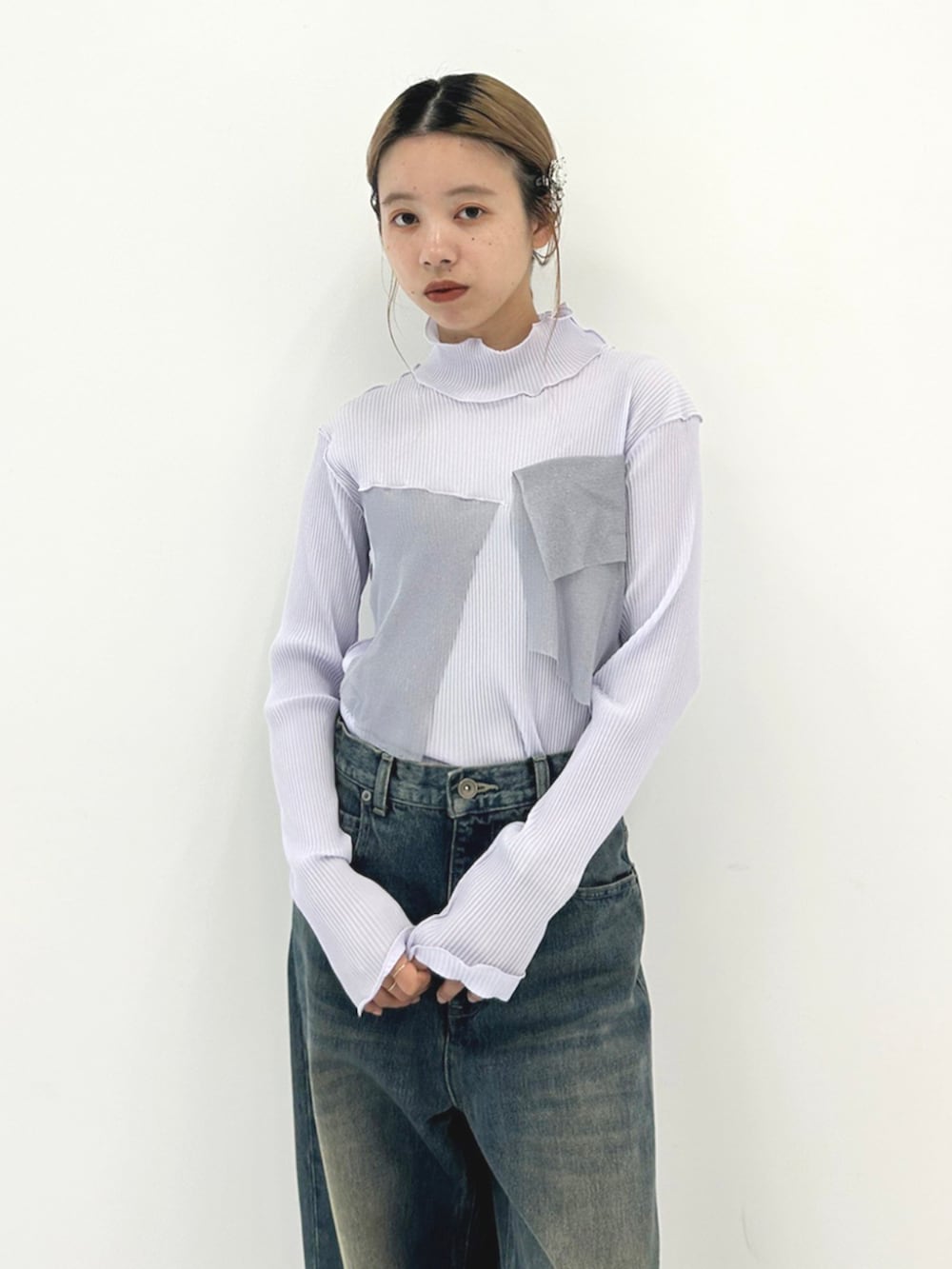 ブルー系のデニムパンツ、パープル系のTシャツ/カットソー、ベージュ系のスリッポンを着用したレディースの秋コーディネートの3枚目の写真