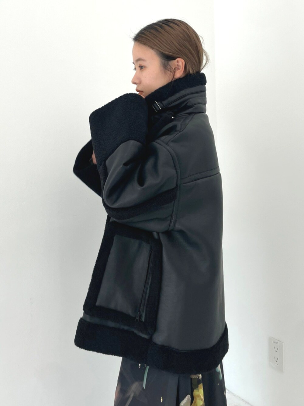 ブラック系のその他アウターを着用したレディースの秋コーディネートの6枚目の写真