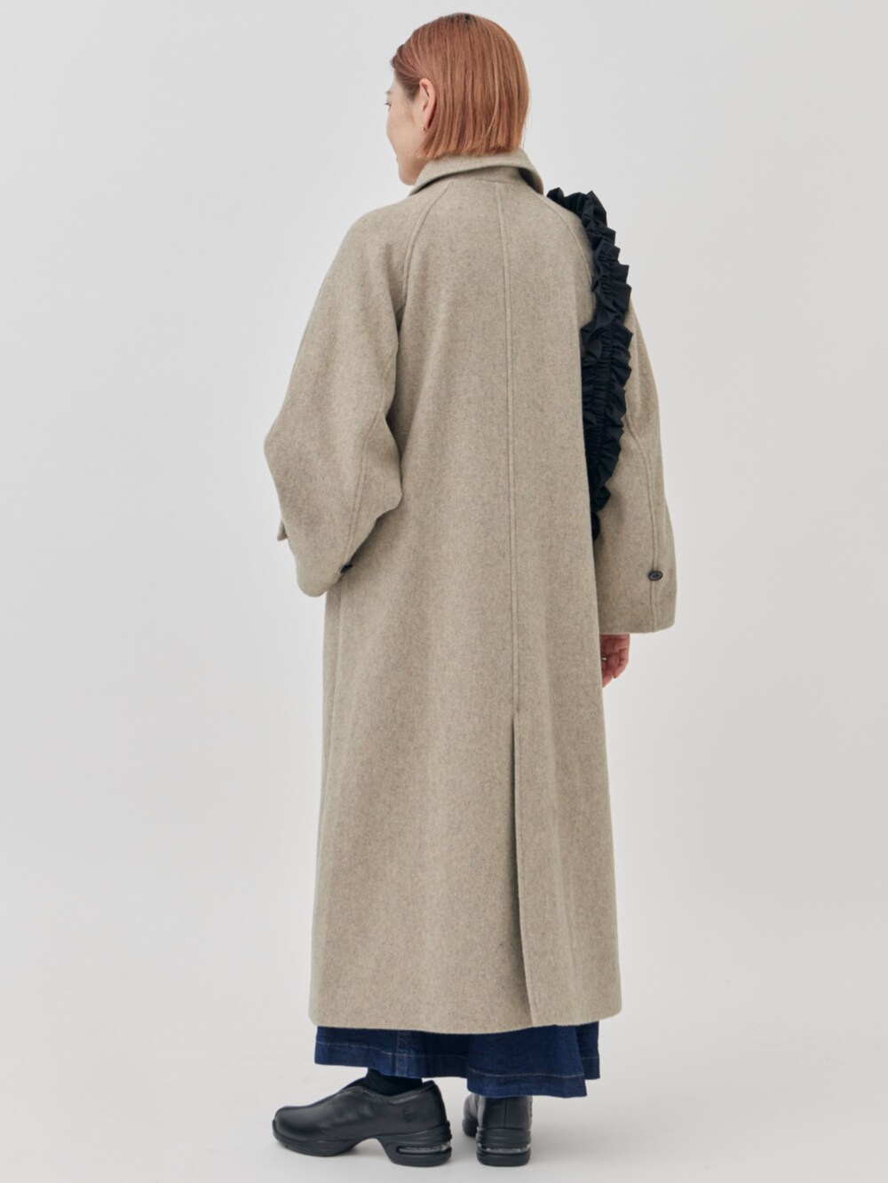 ブラック系のショルダーバッグ、ベージュ系のその他アウターを着用したレディースの秋コーディネートの3枚目の写真