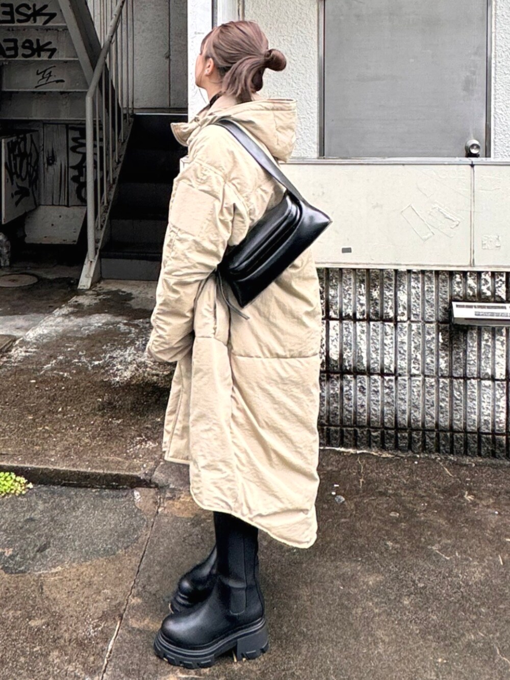 ブラック系のブーツ、グリーン系のダウンジャケット/コートを着用したレディースの秋コーディネートの3枚目の写真