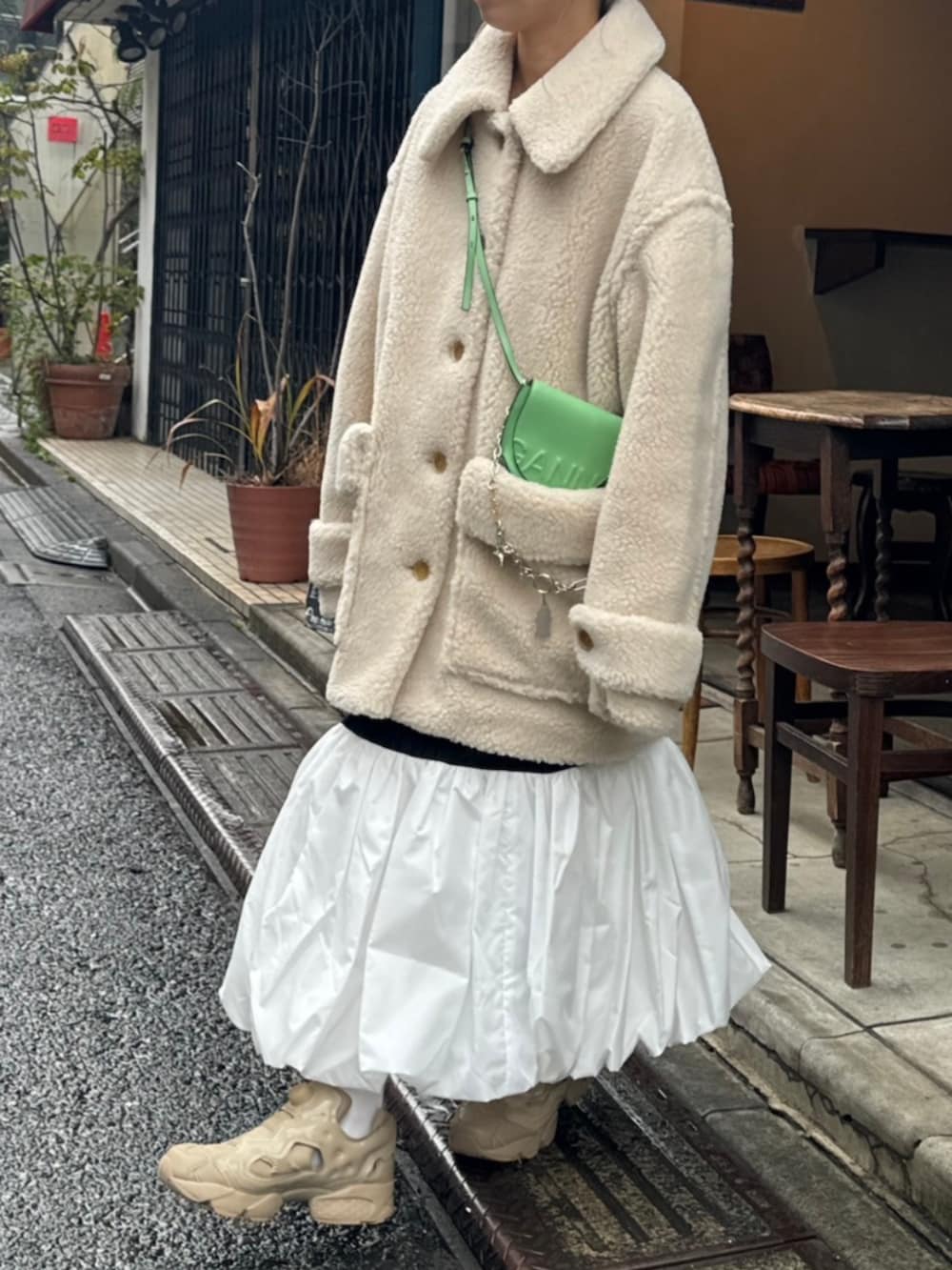 ベージュ系のその他アウターを着用したレディースの秋コーディネートの2枚目の写真