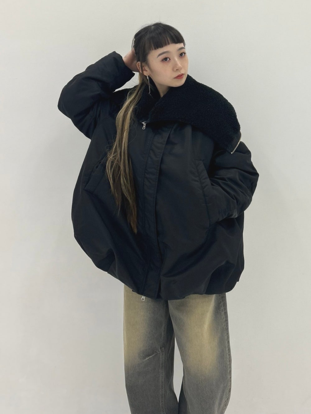 ブラック系のブルゾン、ブラック系のデニムパンツ、ブラック系のスリッポンを着用したレディースの秋コーディネートの5枚目の写真