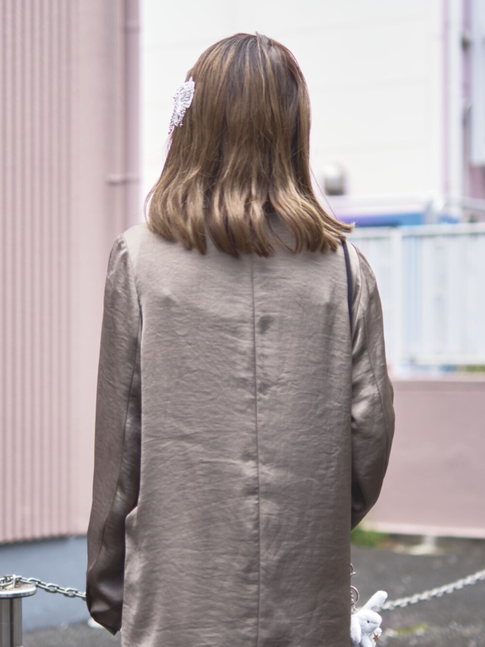 グレー系のドレス、ホワイト系のバレッタ/ヘアクリップを着用したレディースの冬コーディネートの8枚目の写真