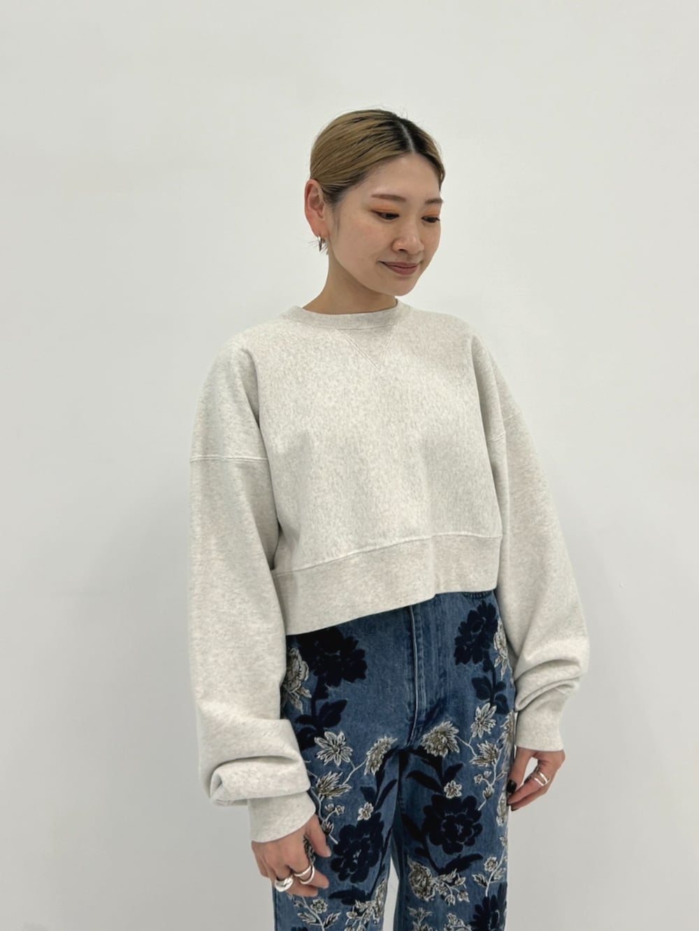 グレー系のスウェット、ブルー系のその他パンツ、ブラウン系のローファーを着用したレディースの春コーディネートの2枚目の写真