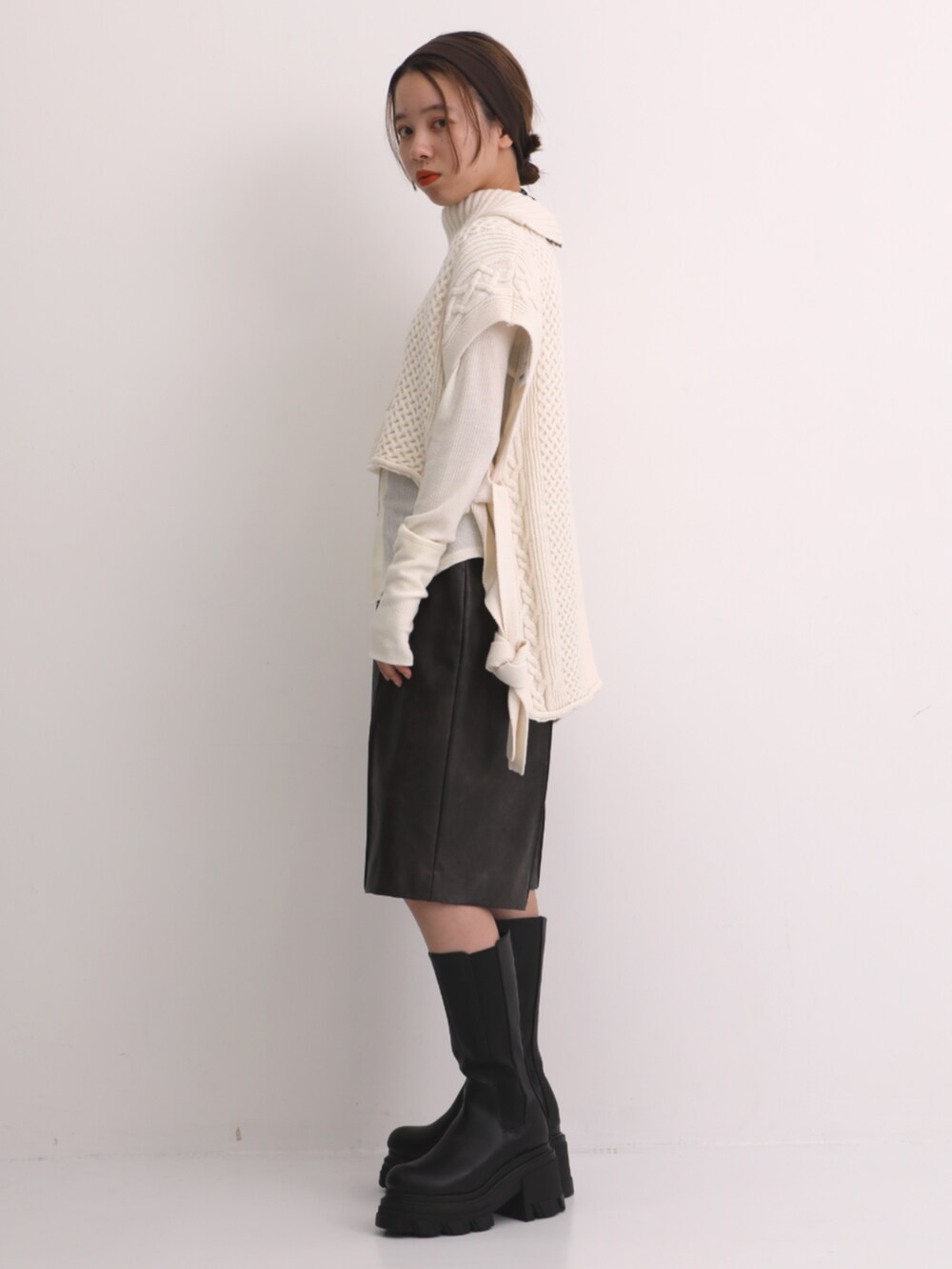 ブラウン系のその他パンツ、ベージュ系のニット/セーターを着用したレディースの秋コーディネートの2枚目の写真