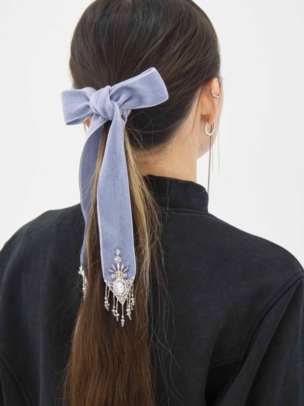 グレー系のその他ヘアアクセサリーを着用したレディースの冬コーディネートの2枚目の写真