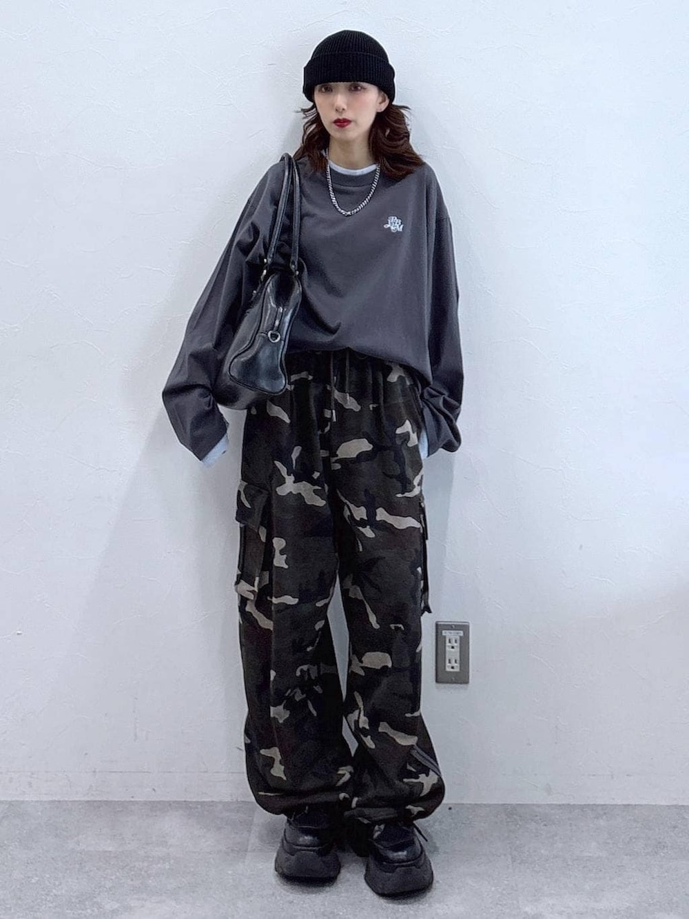 ブラック系のブーツ、ブラック系のボストンバッグ、グレー系のTシャツ/カットソーを着用したレディースの冬コーディネートの5枚目の写真