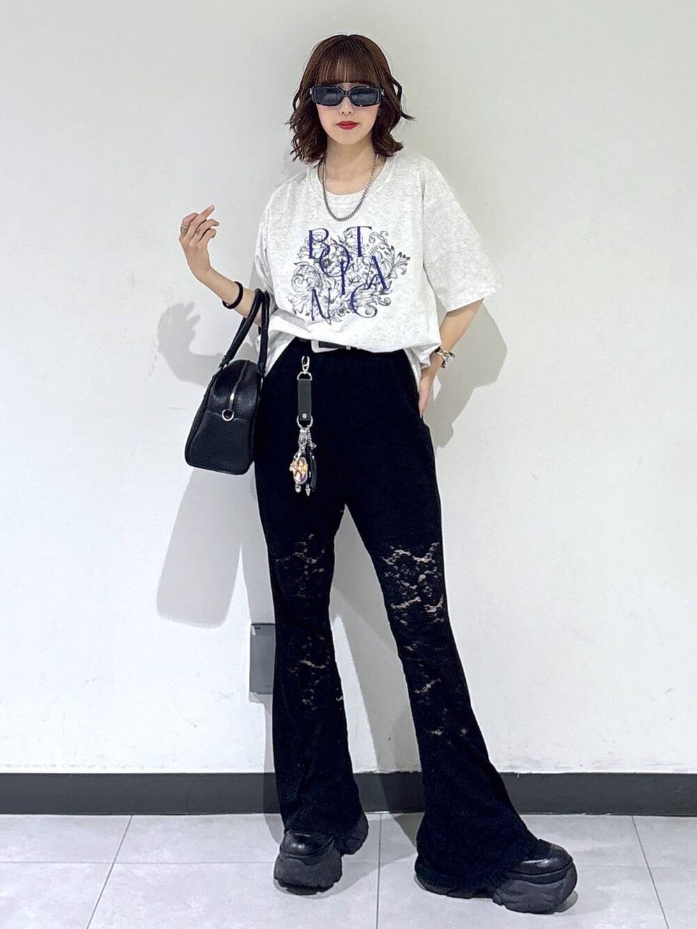 ブラック系のブーツ、ブラック系のその他パンツ、ブラック系のショルダーバッグを着用したレディースの夏コーディネートの2枚目の写真