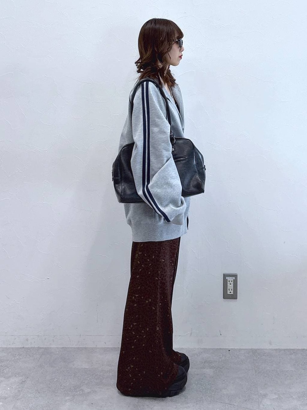 ブラック系のブーツ、ブラック系のボストンバッグ、その他のその他パンツを着用したレディースの冬コーディネートの3枚目の写真